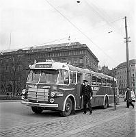 Strömgatan nedanför Karl XII:s Torg. Ny turistbuss visas.