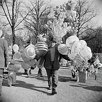 Ballongförsäljare, utanför Skansens entré.