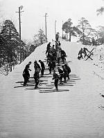 Bamsekollen, i Björkhagen (bakom stora Hammarbybacken). Vintersportlovslediga skolungdomar tar sig upp för backen.