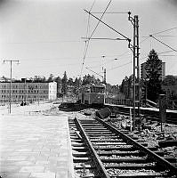 Västertorp. Linje 14 på väg in i vändslingan. Den nya banddelen mellan Fruängen och Västertorp tas i bruk om några dagar, då kan passagerarna åka vidare ända ut till Fruängen.