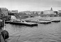 Vy från Tegelbacken mot järnvägsbron och Gamla Stan. Byggnader fr. v. Centralpalatset, Rosenbad, Riksdagshuset, Slottet, Strömsborg och Riddarhuset.