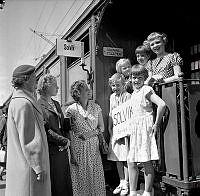 Avresa till koloni på Barnens ö. Fr. v. Mammorna Greta Sjöberg, Ingrid Hallin och Ing-Britt Jahncke vinkar av barnen Ulla Sjöberg, Barbro Hallin, Eva Jahncke och Ulla Zackrisson.