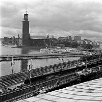 Utsikt över nya Järnvägsbron (nuvarande Norra Järnvägsbron) mot Stadshuset och Kungsholmen.