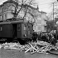 Runebergsplan, korsningen Karlavägen/Engelbrektsgatan. Karlavägen 29. Krock mellan Djursholmståget och en vedlastad truck.