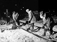 Snöskottning av järnvägsspår vid Centralstationen.