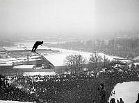 Hammarbybacken/Hammarby skidbacke. Svenska skidspelen i backhoppning. Vy mot Sickla Kanal.