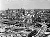 Utsikt från Stadshustornet mot Norrmalm. Nedre hörnet t. v. Centralstationen, Vasagatan och t. h. Stadshusbron. Klara kyrktorn i fonden.