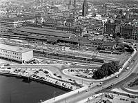 Utsikt från Stadshustornet mot Norrmalm. Mitt på bilden, Centralstationen, t.v. Klara Strand och Bangårdspostkontoret och t.h. Stadshusbron.