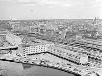 Utsikt från Stadshustornet mot Norrmalm. Klara Strand och Bangårdspostkontoret i förgrunden, t.h. Centralstationen.