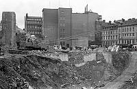 Rivningsområde i kvarteren vid blivande Sergels Torg. Vy mot del av kvarteret Sporren. Till höger Mäster Samuelsgatan och kvarteret Adam och Eva.