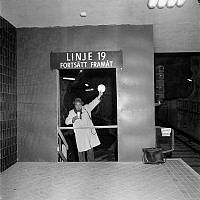 Slussens tunnelbanestation. Fotograf Gösta Wirén från Stockholms-Tidningen fotograferar den nya gången för tunnelbanetrafikanter på linje 19 till Högdalen.