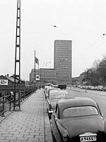 Torsgatan 21, Bonnierhuset. Gatumiljö. (Bonnierhuset uppfördes 1946-49, av arkitekterna Ivar och Anders Tengbom).