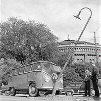 Torsgatan utanför Sabbatsbergs gasklocka. En Volkswagenbuss har krockat mot en lyktstolpe.