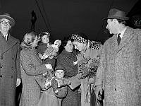 Centralstationen. Ingrid Bergman anländer till Stockholm med sin familj. Fr. v. Operachefen Joel Berglund, barnsköterskor med en av tvillingarna, Ingrid med sonen Robertino och Roberto Rossellini.