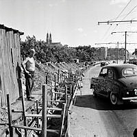 Västerbron breddas med två meter, en meter på varje sida. Bilden visar breddningen av östra sidan. Vy mot Södermalm.