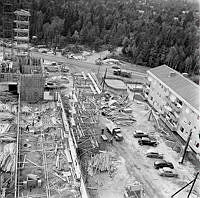 Högdalen. Utsikt över byggnation, nytt bostadsområde anläggs.