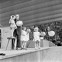 Kungsträdgården. Rolf Bergström ifrån Radiotjänst samtalade med barn på scen, för att få fram en barnröst som skulle vädja om stöd åt Barnens dags verksamhet på biografer, under hösten.