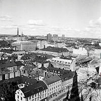 Utsikt över Klarakvarteren i riktning mot Konstfackskolan, Konserthuset och Kungstornen. I förgrunden Klarabergsgatan och kvarteret Gripen. Rivningar kring blivande Sergels Torg.