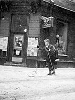 Skidåkare på gata. Snön vräkte ned över Stockholm.
Korsningen Jakobsgatan 28, Klara Södra Kyrkogata. Svenska Dagbladets sportchef Olof Groth åker skidor till jobbet.
