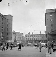 Sveavägens förlängning söderut från Kungsgatan mot kv. Uppvaktaren, Oxtorgsgatan 7. T.v. kv. Järnplåten, t.h. Konserthuset.