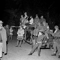 Kungsträdgården. Folk i maskeraddräkter i samband med firandet av Stockholm 700 år.