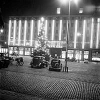 Hötorget. PUB-varuhuset upplyst under första skyltsöndagen.