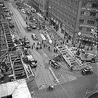 Sveavägen norrut vid korsningen med Kungsgatan. Byggnadsarbete för tunnelbanan.