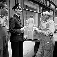 Konstapel B. Klamm samtalar med en kusk som blivit bestulen. Från och med den 1 juli 1948 fick de patrullerande poliserna en ny instruktion, med rätt att samtala med allmänheten på gatan.