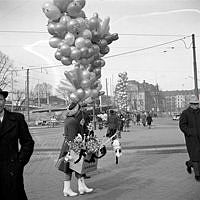 Tegelbacken. En kvinna säljer ballonger och vindsnurror. I fonden Centralstationen.