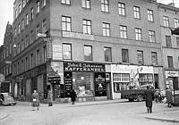 Hötorget 12, hörnet av Oxtorgsgatan och Sergelgatan. Folkliv i gatumiljö.