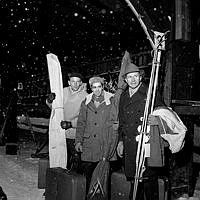 Centralstationen. Skidtrupp anländer bestående av Gunnar Samuelsson, Sture Larsson och Mora-Nisse.