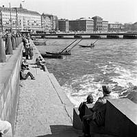 Fiskebåtar i Norrström och folkliv på kajen vid Strömgatan, vy mot Blasieholmen.