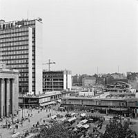 Utsikt över Hötorget mot söder, mot Hötorgshallen och byggandet av det andra hötorgshuset.