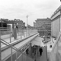 Hötorgs-City. Utsikt från trappa längs med Hötorgshallens östra sida, mot norr. Konserthusets fasad till höger.