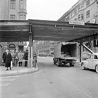 Korsningen Vasagatan-Klarabergsgatan. Klarabergsviadukten byggs. T.h. kv. Svanen (Västeråsbanans kontorshus) och t.v. kv. Pensionären. Lastbilen kör Vasagatan norr ut mot Norra Bantorget.