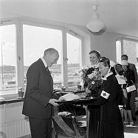 Karolinska sjukhuset. Thoraxkirurgiska kliniken. Professor och överläkare Clarence Crafoord fyller 60 år och uppvaktas på högtidsdagen.