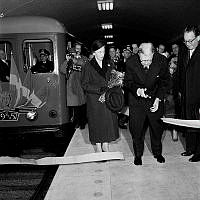 Tunnelbanestation Centralen. Kung Gustaf VI Adolf inviger sammanbindningen av tunnelbanan Slussen-Hötorget genom att klippa bandet framför invigningståget. Till vänster drottning  Louise och till höger borgarrådet Helge Berglund.