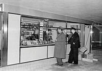 Kungsgatan/Hötorgets tunnelbanestation. Kiosk. (Den västra grenen, Hötorget-Vällingby invigdes 26.10.1952. Tunnelbanestation hette Kungsgatan 1952-1957).