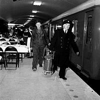 T-banestation Centralen. Förberedelser inför invigningsfesten. Montör S. Jansson och tillsyningsman E. Häll bär på en pytsspruta. 1957-11-24  invigs sammanbindningen av tunnelbanan, Slussen-Hötorget.