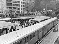 Folksamling på Slussen vid invigningen av tunnelbanelinjen Slussen - Hökarängen.