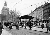 Odenplan. Folksamling vid invigningen av Odenplans tunnelbanestation. T.v. Gustaf Vasa kyrka. (Den västra grenen av tunnelbanan invigs, Kungsgatan/Hötorget -Vällingby, 1952-10-26).