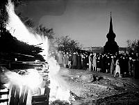 Skansen. Valborgsmässoafton firas med brasa. Håsjöstapeln i silhuett.