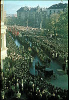 Folke Bernadottes begravning. Begravningståget passerar Odenplan med folkmassor. Utsikt vid Upplandsgatan.