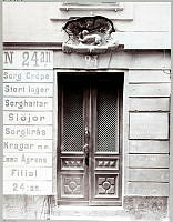 Port till Västerlånggatan 24 med stenornament ovan