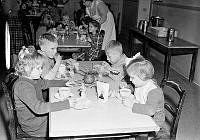 Tomteboda skola. Barnen i förskolan äter och dricker. Tomteboda, som låg i Solna vid Stockholm, var en internatskola för blinda och gravt synskadade barn. Den dåtida benämningen var 