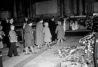 Slottskyrkan, Kungliga slottet. Människor besöker kung Gustav V:s kista.