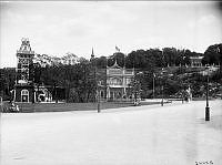 Från utställningen 1897. T.v. Sveriges geologiska undersöknings utställningsbyggnad. t.h. Djurgårdsteatern.