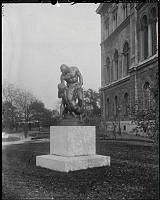 Statyn Fosterbröderna av Teodor Lundberg i parken, Nationalmuseum, Södra Blasieholmshamnen