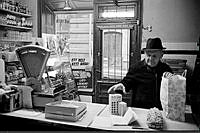 Norra Smedjegatan 5, Man som handlar i Maja Erikssons mjölkbutik.