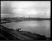 Vy från Skanstull österut mot Södermalm med området för Stadens trädgårdar. Flerbostadshusen i kvarteret Masken syns i bildens mitt samt Sofia kyrka och Stora Blecktornet öster därom.